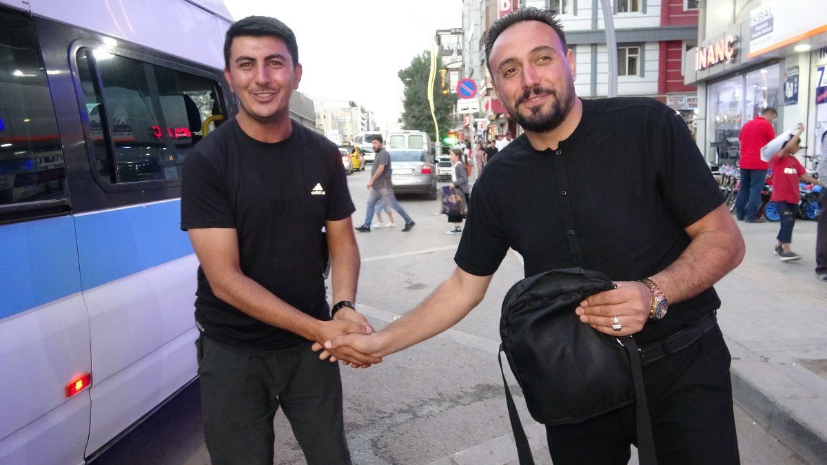 VAN- Minibüste unutulan 50 bin TL, İranlı sahibine teslim edildi