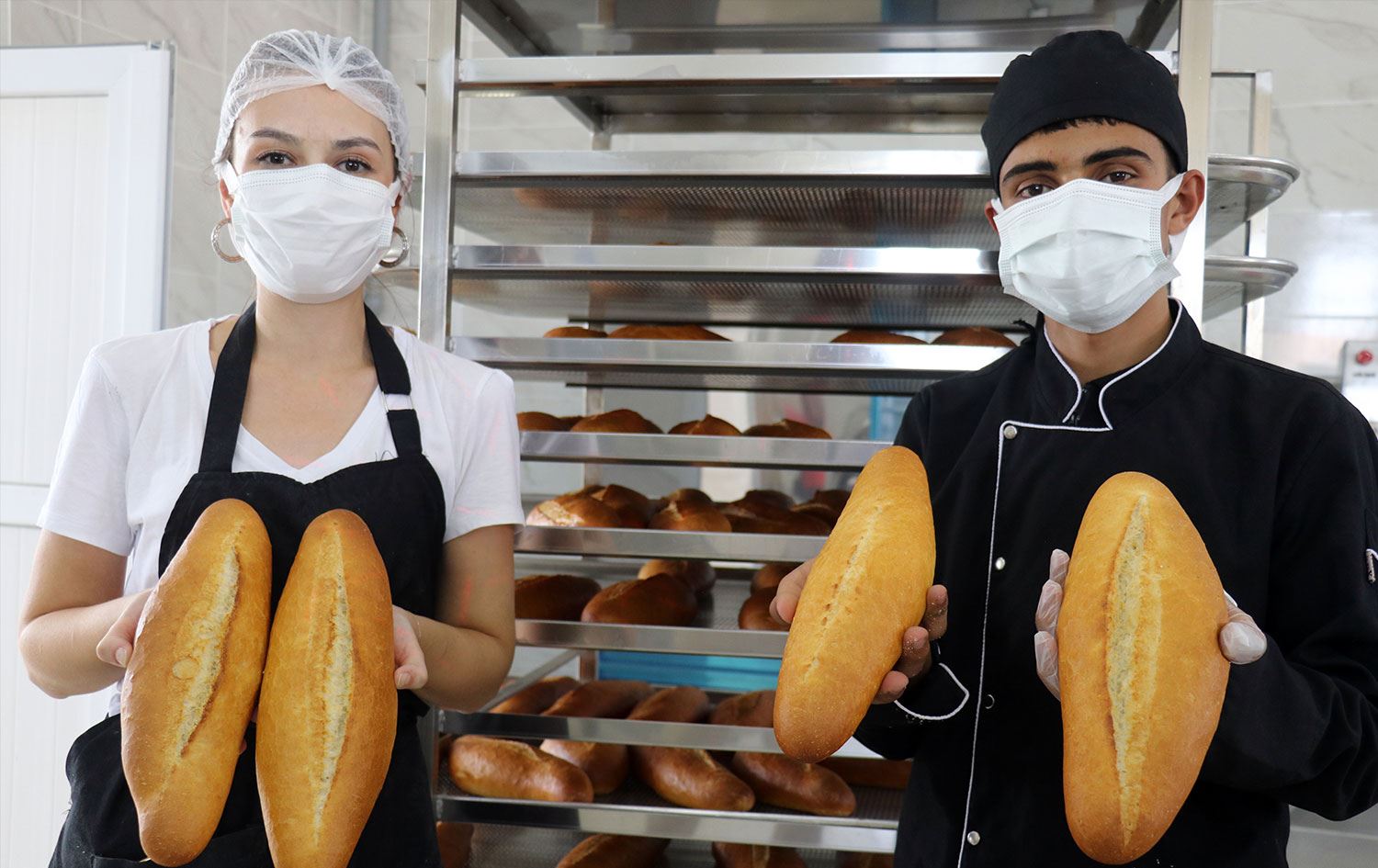 Ağrı'da lise öğrencileri günde 7 bin ekmek üretiyor