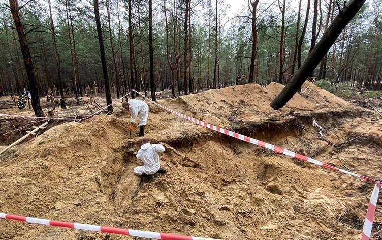 Yeniden Ukrayna'nın kontrolüne geçen İzyum'da toplu mezar bulundu