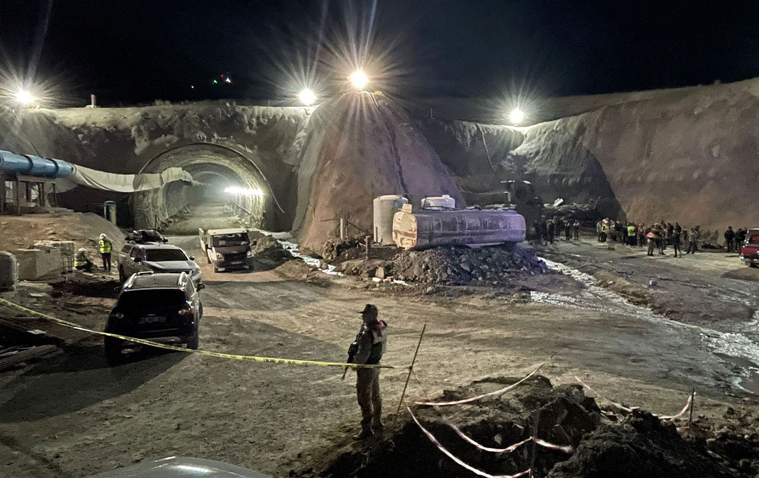 YENİLENDİ - Van'da inşaatı süren tünelde göçük: 2 işçi hayatını kaybetti