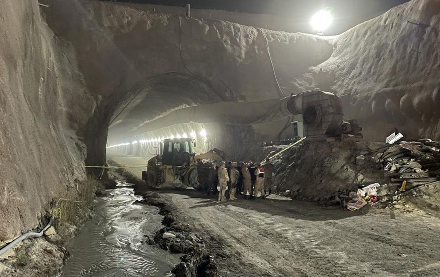 Tunela li ser rêya Colemêrg û Wanê hilweşiya: 2 karkeran canê xwe ji dest dan