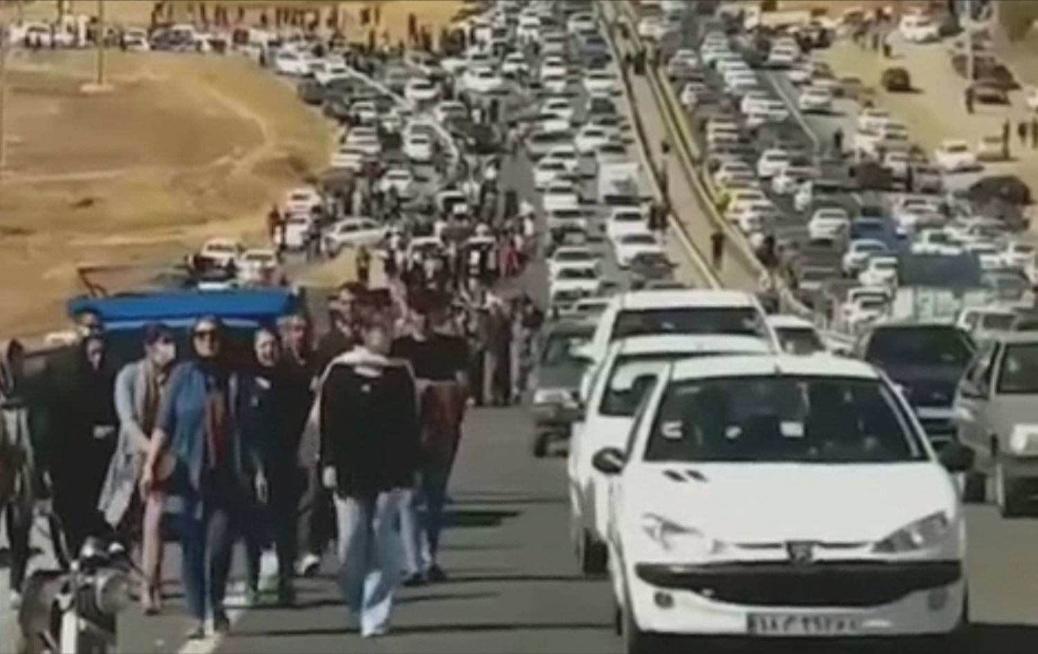 لە رێوڕەسمی بەخاکسپاردنی ژینا ئەمینی گرژی لەنێوان خەڵک و هێزە ئەمنییەکانی سەقز دروستبوو