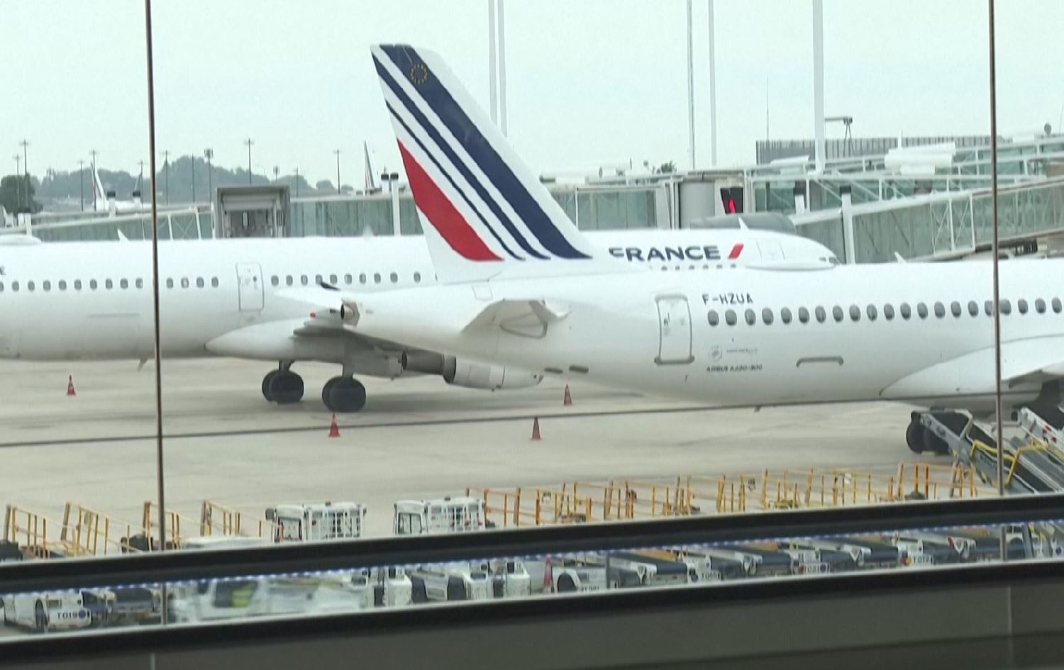 زیاتر لە 400 گەشتی ئاسمانی لە فەرەنسا هەڵدەوەشێنەوە