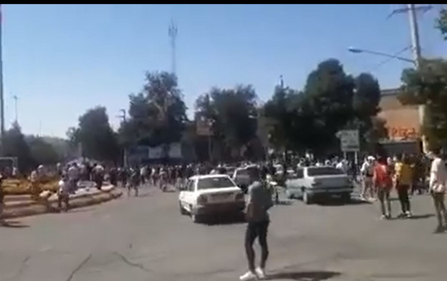 کۆمەڵەی مافی مرۆڤی کوردستان: لە خۆپێشاندانەکەی سەقز کوژراو و بریندار هەن