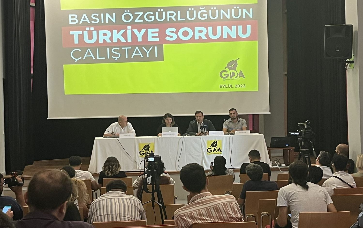 Rojnameger û akademîsyen behsa ‘Pirsgirêka Tirkiyê ya Azadiya Çapemeniyê’ kirin