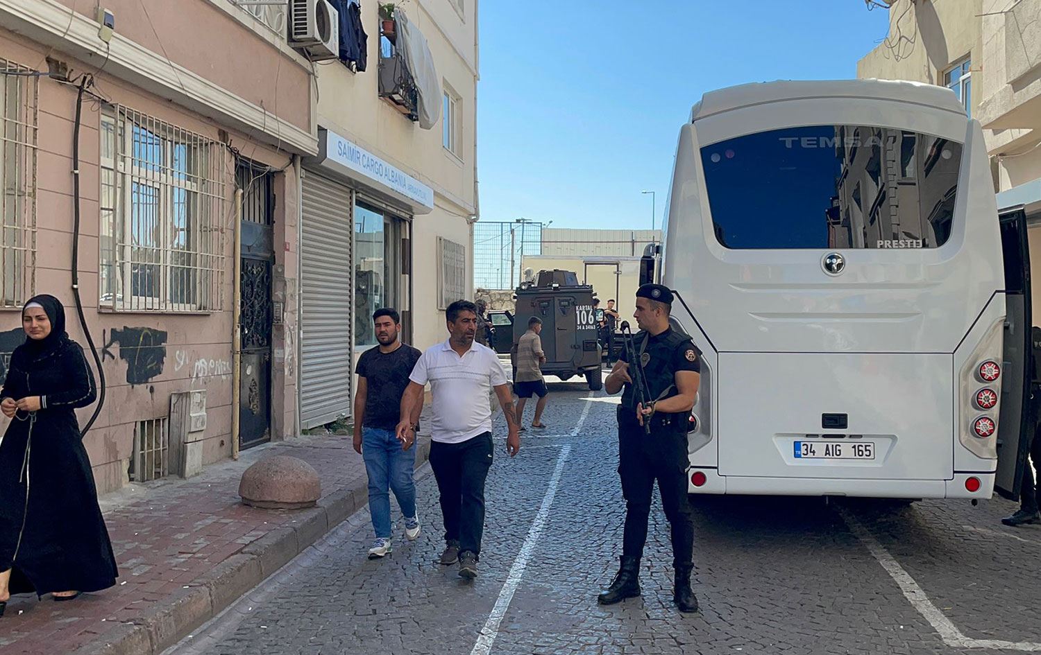 İstanbul’da silahlı saldırı: Önce iki kişiyi öldürdü ardından iki polisi yaraladı