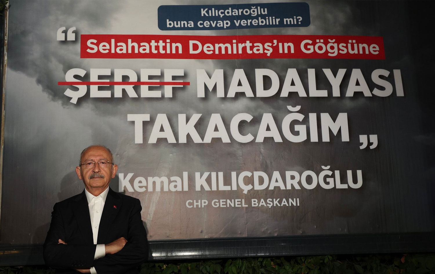 Kılıçdaroğlu o afişin önünde poz verdi
