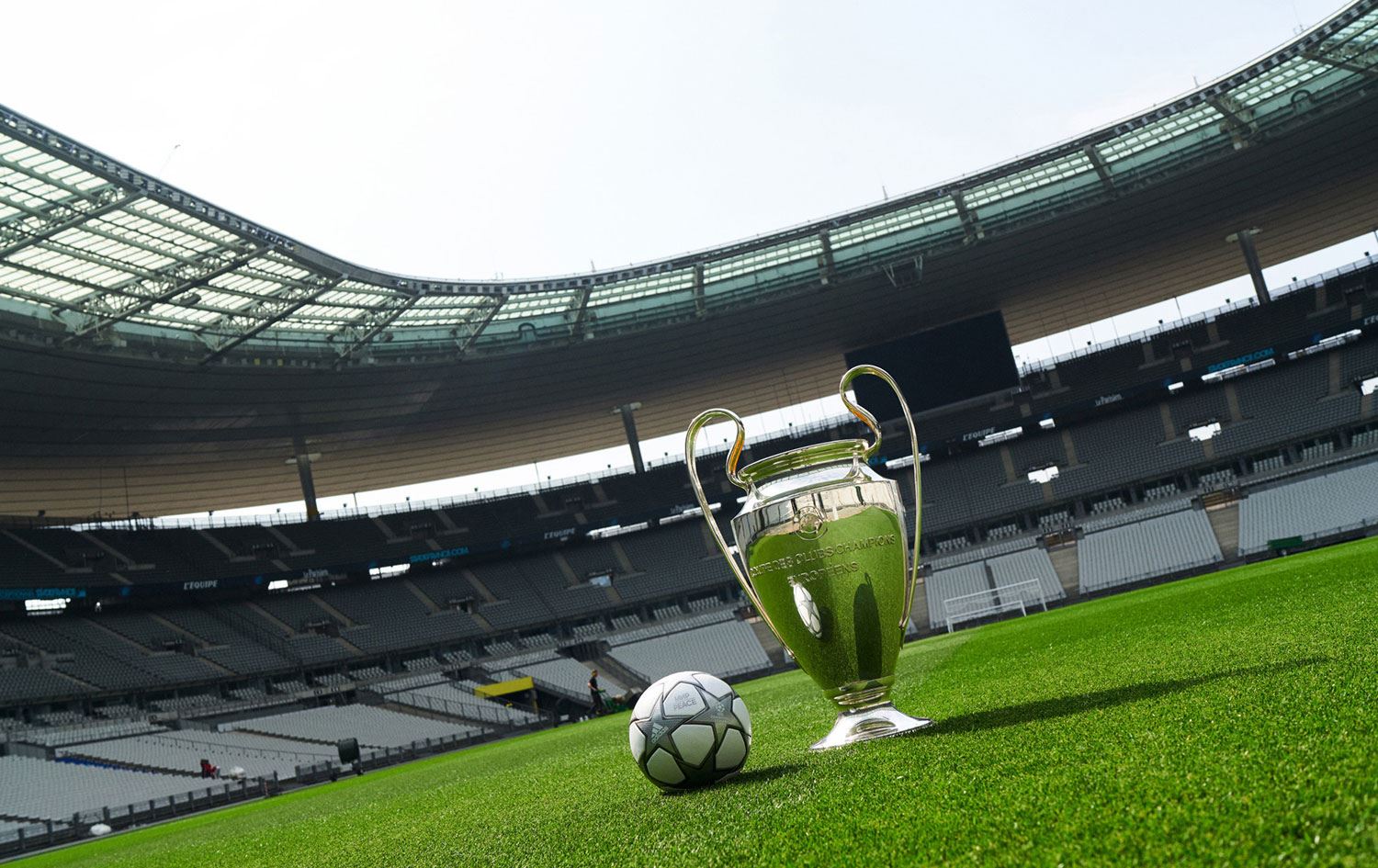 Rusya, Avrupa Futbol Şampiyonası'ndan men edildi