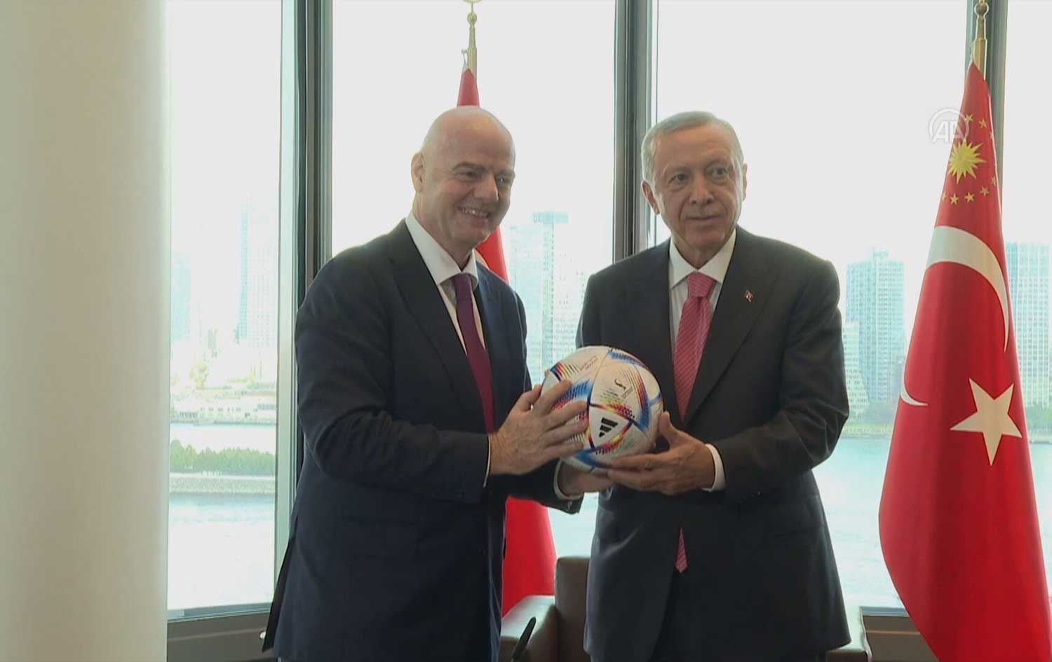 سەرۆکی فیفا تۆپێکی مۆندیالی قەتەر پێشکێشی ئەردۆغان دەکات