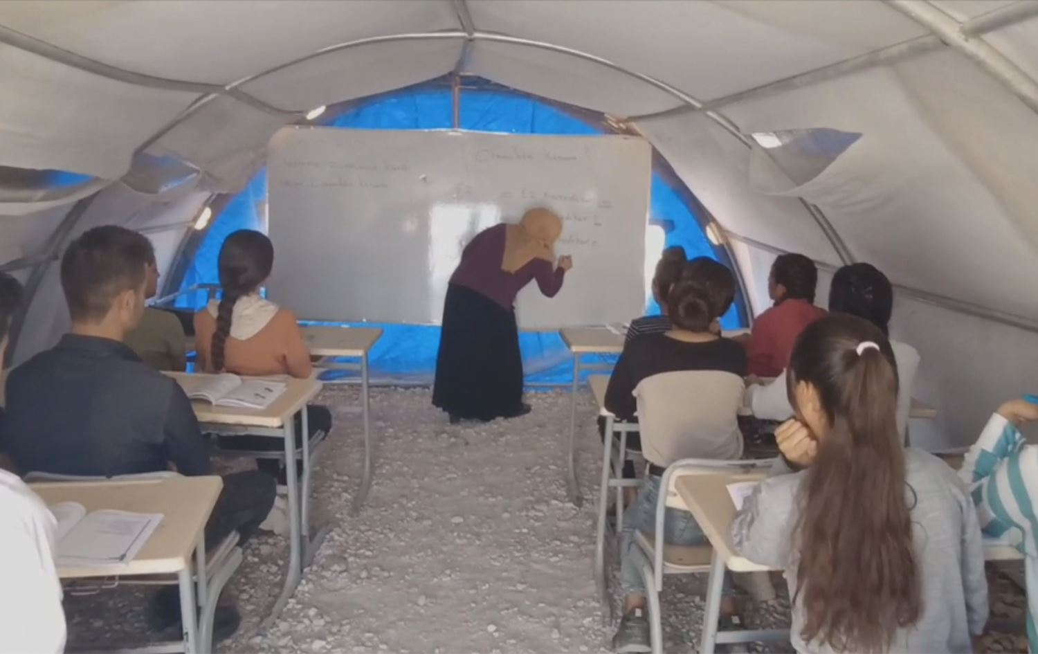 Xwendekarên Serê Kaniyê li kampan di rewşeke dijwar de dixwînin