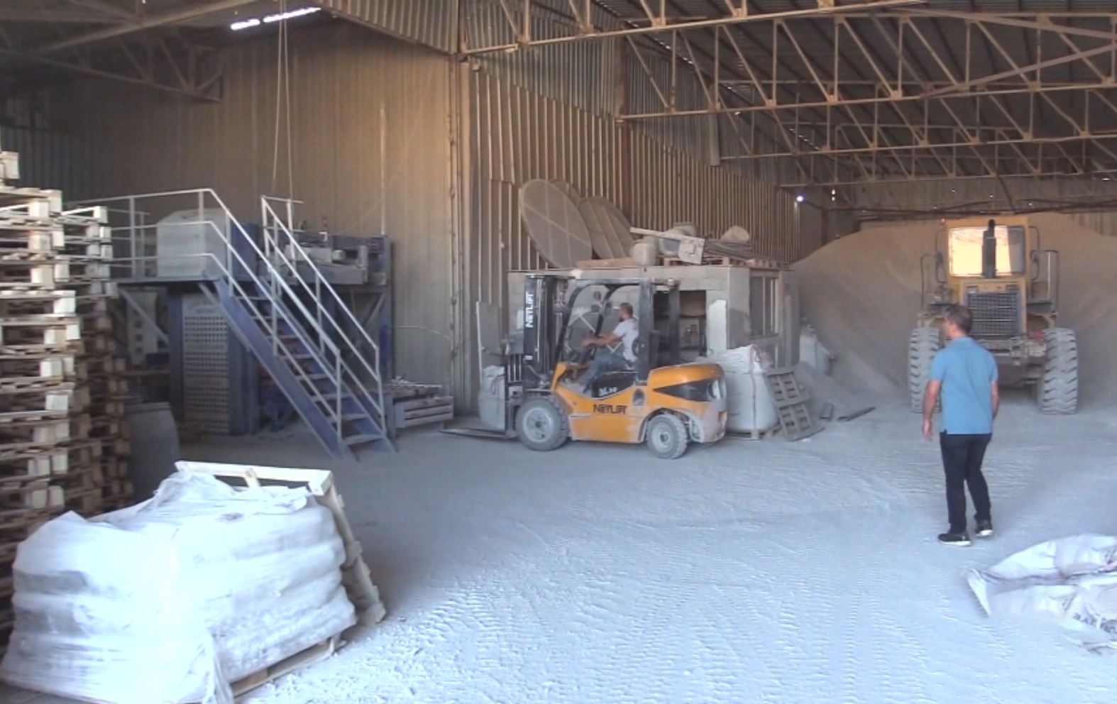 لە سێرت کۆمەڵێک گەنجی کورد کارگەیەکی رووپۆشکردنی خانوو و باڵەخانە دادەمەزرێنن