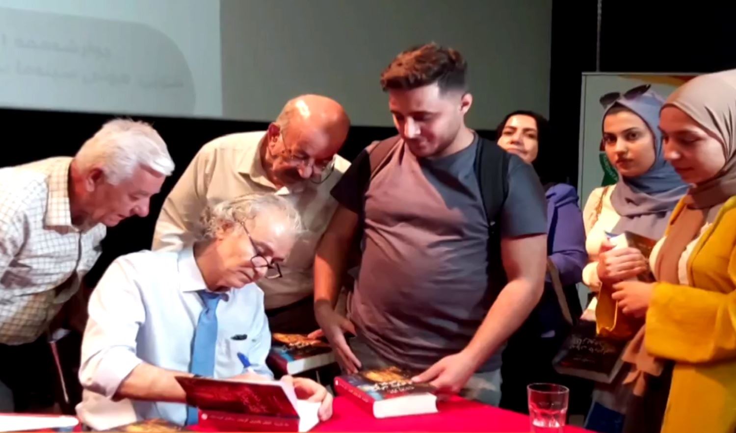 Romannivîsê Kurd Jan Dost li Silêmaniyê hat xelatkirin