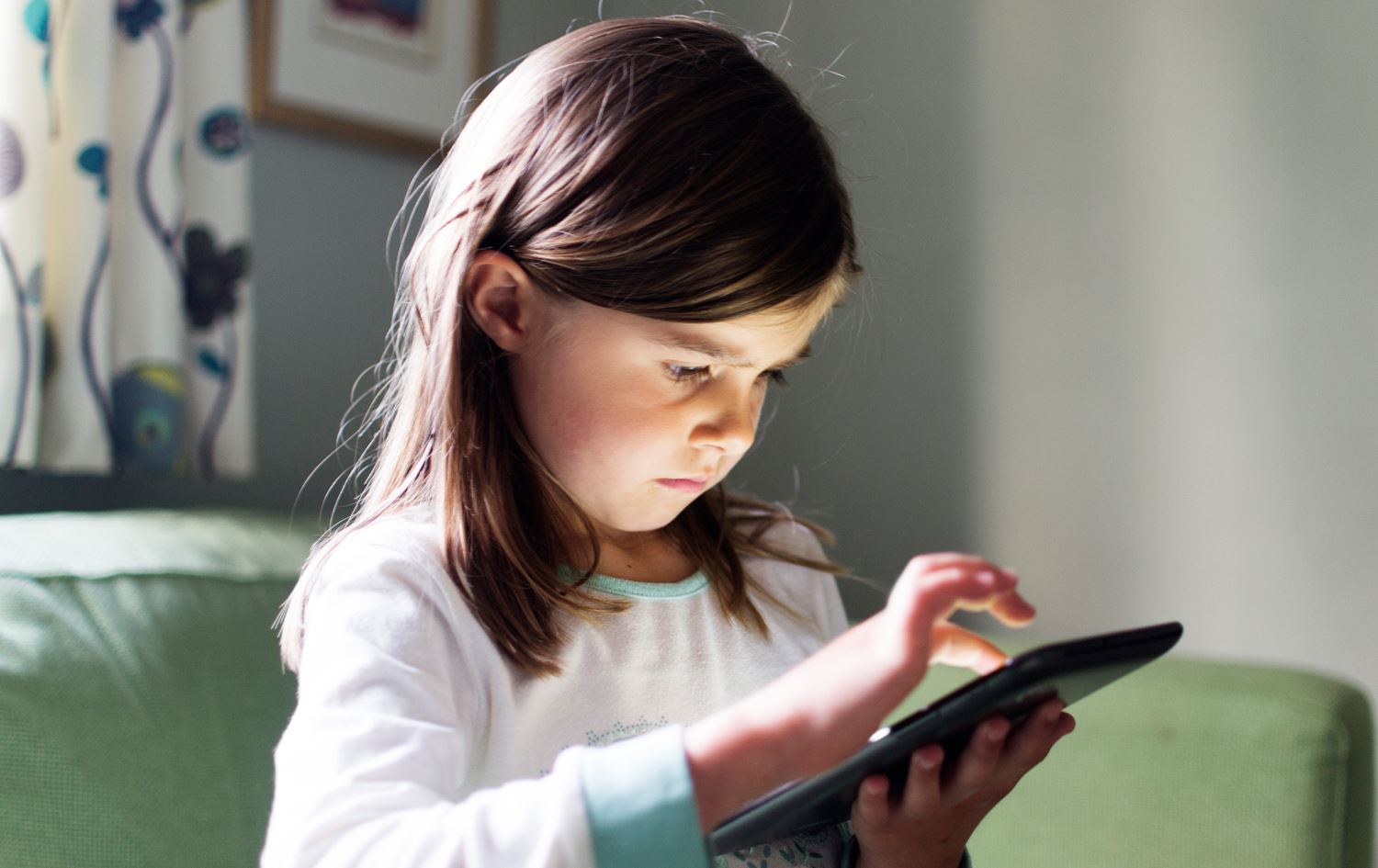 پزیشکێکی منداڵان: ئیفلیجی و ئۆتیزم لەنێو منداڵان زیادی کردووە و بەشێکی بەهۆی ئامێرە ئەلیکترۆنییەکانەوەیە