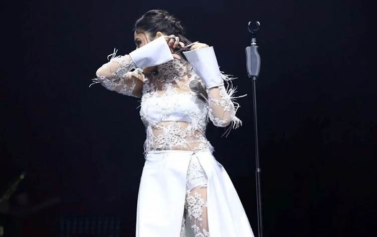 Şarkıcı Melek Mosso, Jina Emini için sahnede saçlarını kesti