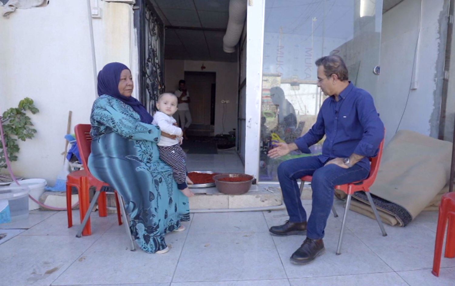 سيدة عفرينية في مخيم دوميز تحضّر "معجون الفلفل" كمؤونة للشتاء المقبل