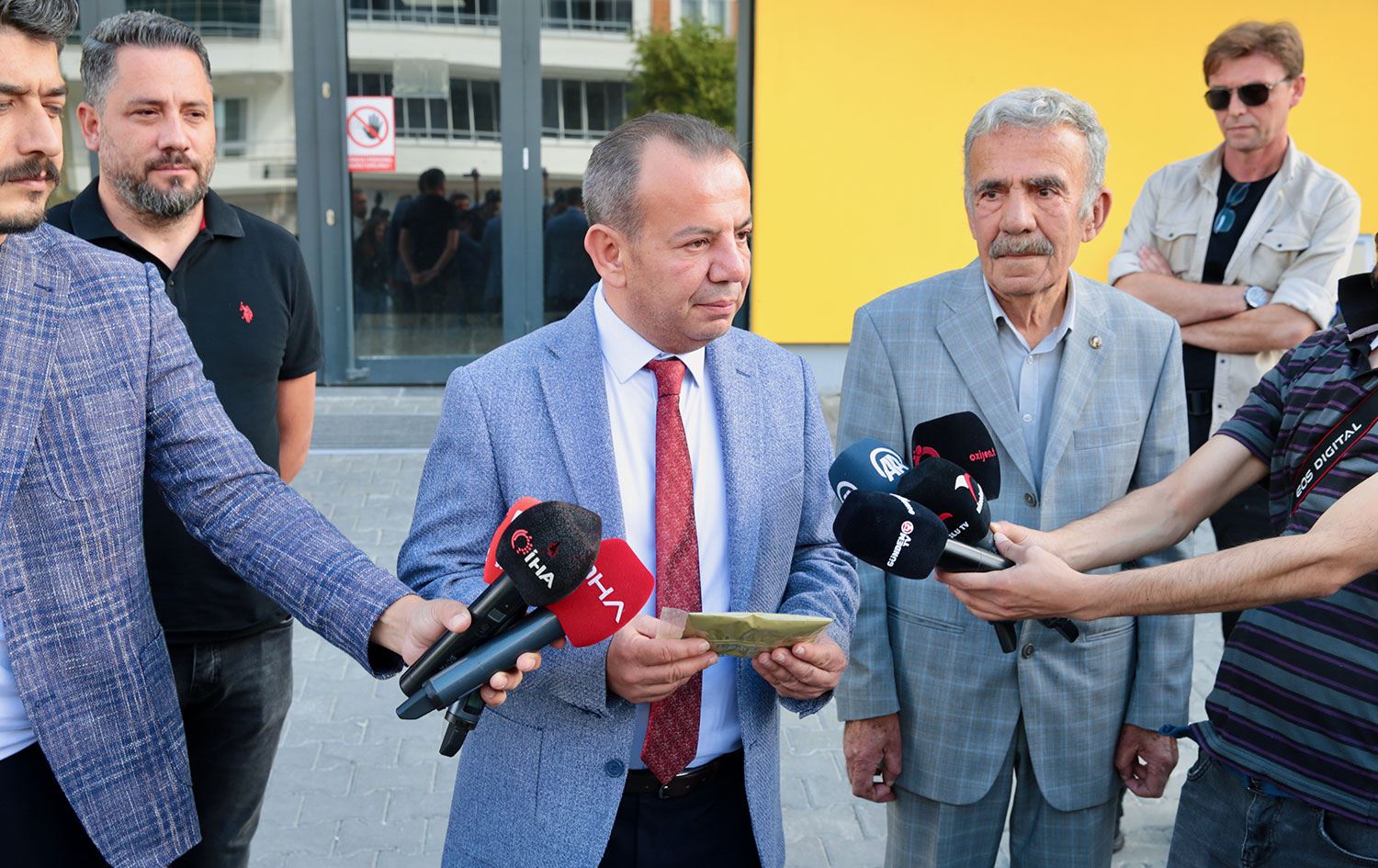 CHP’den bir yıl uzaklaştırılan Tanju Özcan HDP’ye ‘kına’ gönderdi