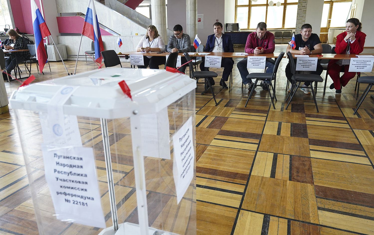 Donetsk ve Luhansk referandumun ardından Rusya'ya katılmak için başvurdu