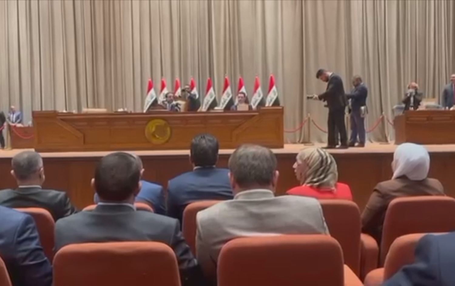 لەکاتی کۆبوونەوەی پەرلەمانی عێراق سێ مووشەک لەبەردەم پەرلەمان کەوتنەخوارەوە