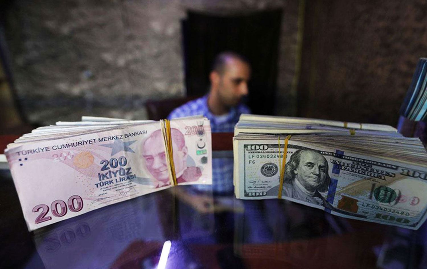 TL'de değer kaybı sürüyor, Dolar/TL kuru 18.55’i gördü