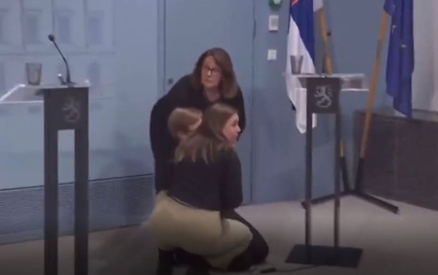 Finlandiya İçişleri Bakanı canlı yayında bayıldı