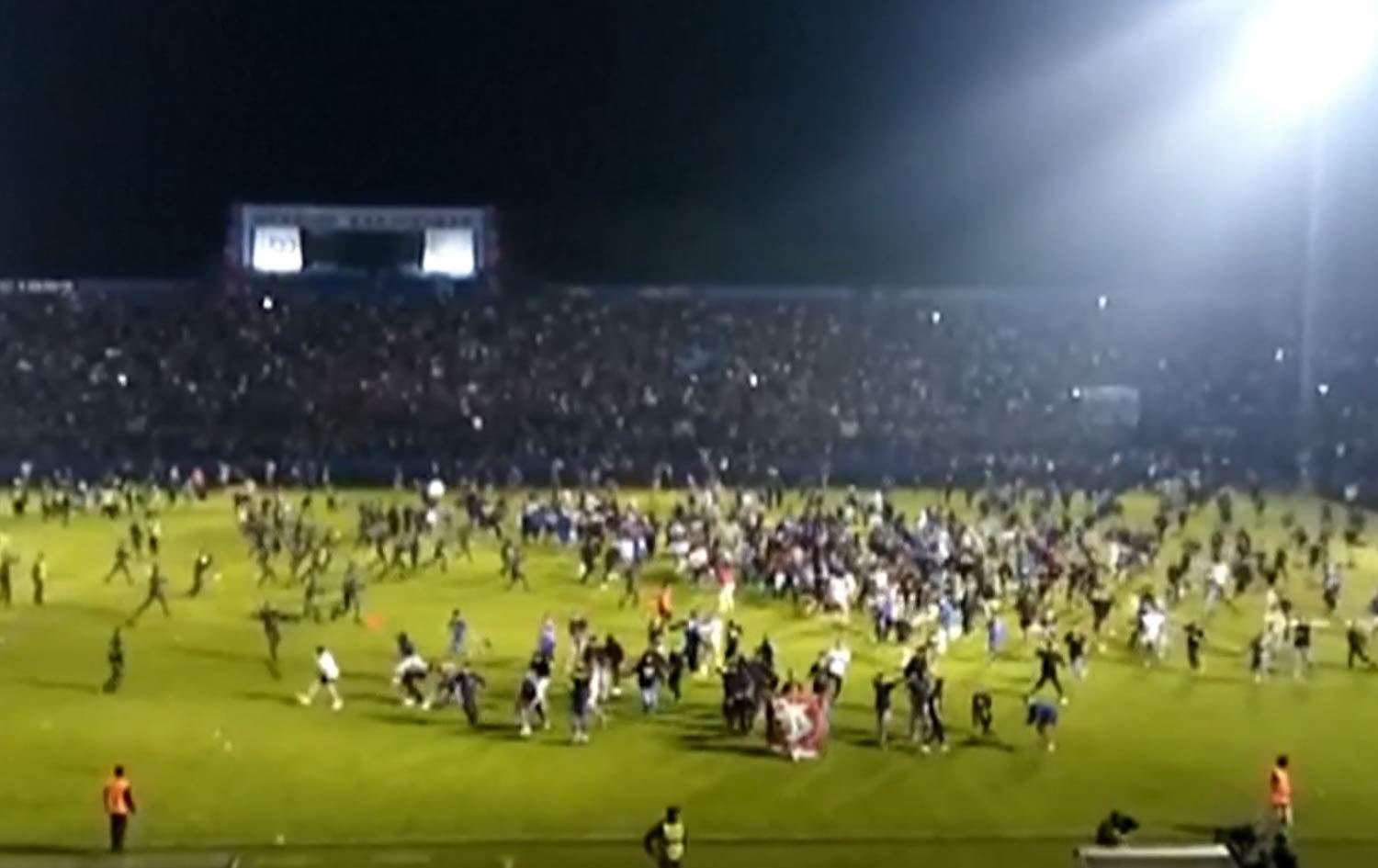 لە ئیندۆنیزیا بەهۆی ئاژاوەی نێو یاریگەوە 129 کەس گیان لەدەستدەدەن