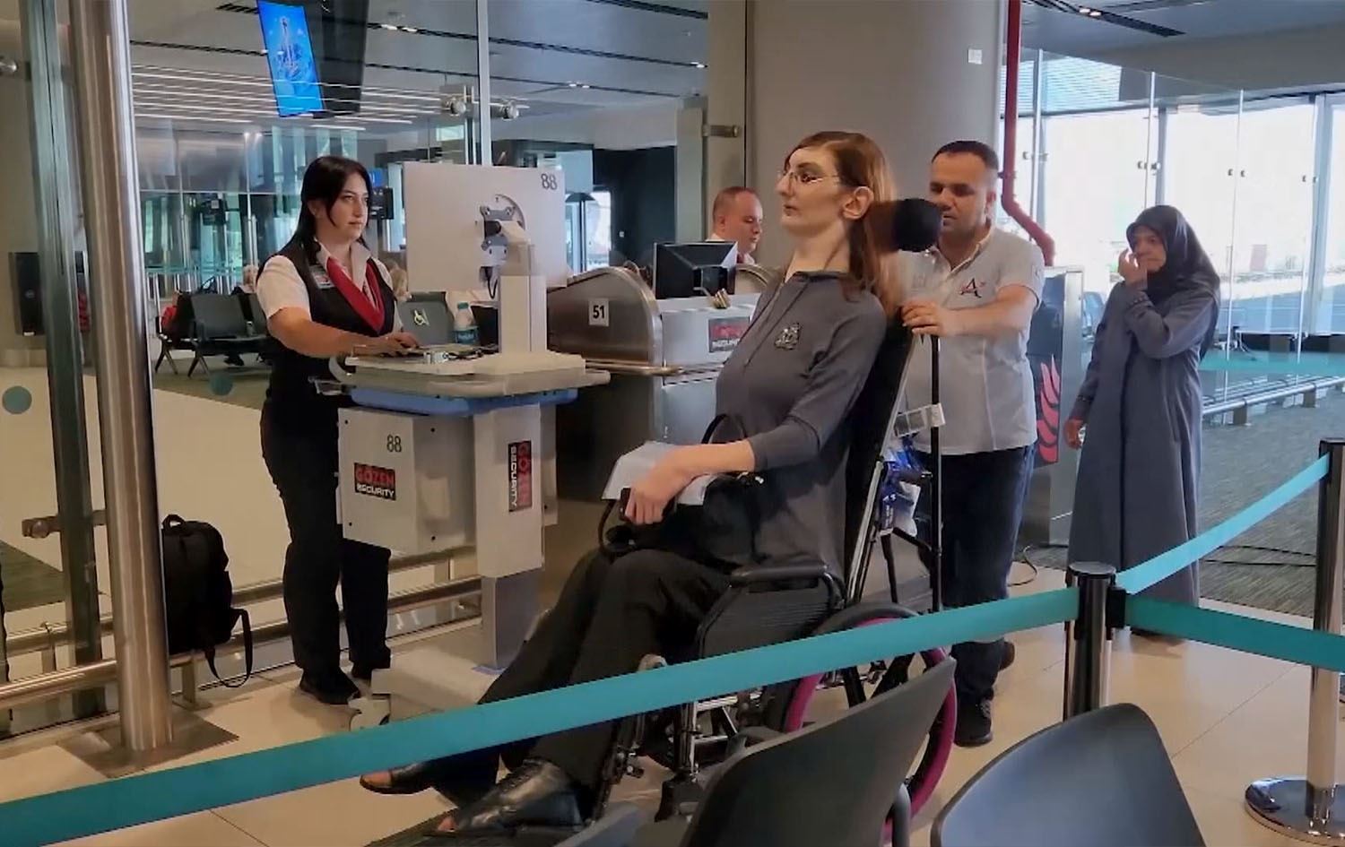 Jina herî dirêj a cîhanê cara yekê siwarê firokeyê bû