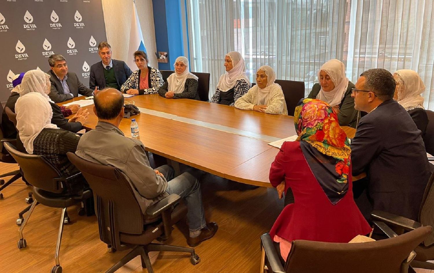 Malbatên girtiyên nexweş serdana partiyên siyasî dikin