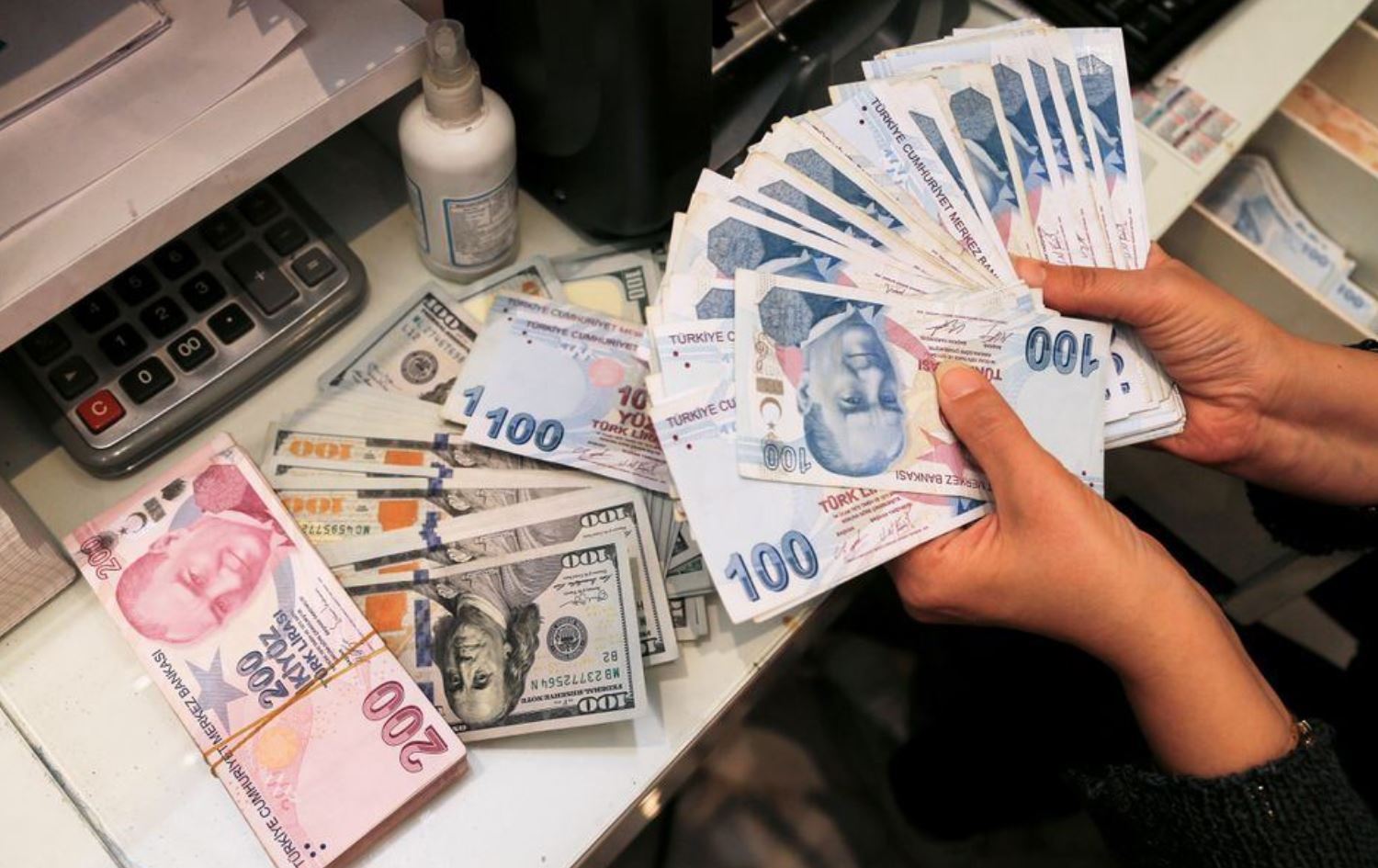 لیرەی تورکی لە دابەزینی نرخەکەی ژمارەی پێوانەیی دەشکێنێت