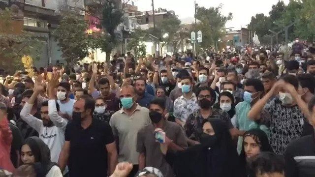 ئەنجوومەنی مامۆستایانی سنە: ئەگەر قوتابییە دەستبەسەرکراوەکان ئازاد نەکرێن دەڕژێینە سەر شەقام