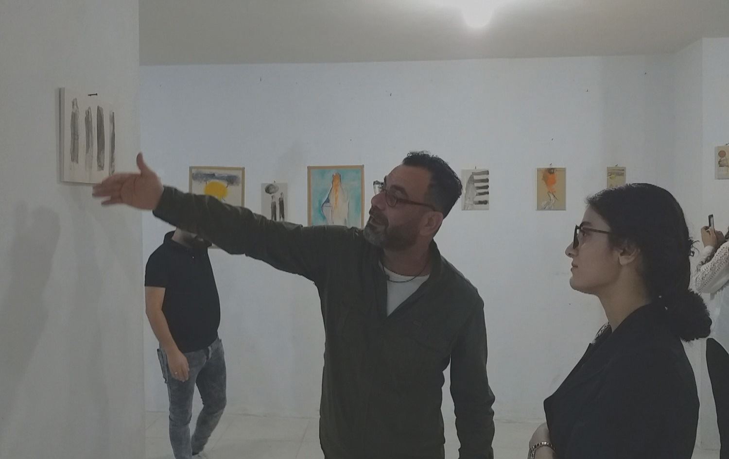 Şêwekar Elî Murad li Amûdê pêşangehek vekir