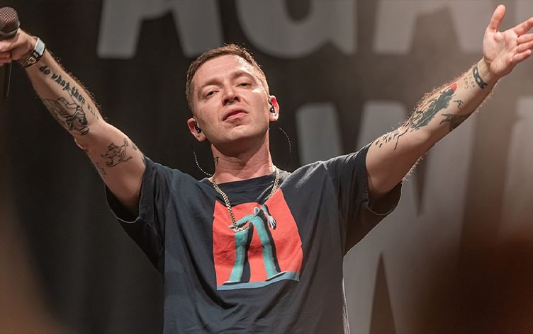 رووسیا ناوی ئەستێرەیەکی میوزیک و نووسەرێکی دەخاتە لیستی "بەکرێگیراوەکان"ـەوە