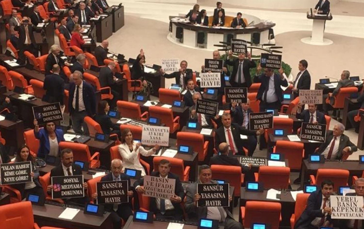 Li Parlamentoya Tirkiyê xaleke din a Yasaya Sansurê hat pesendkirin