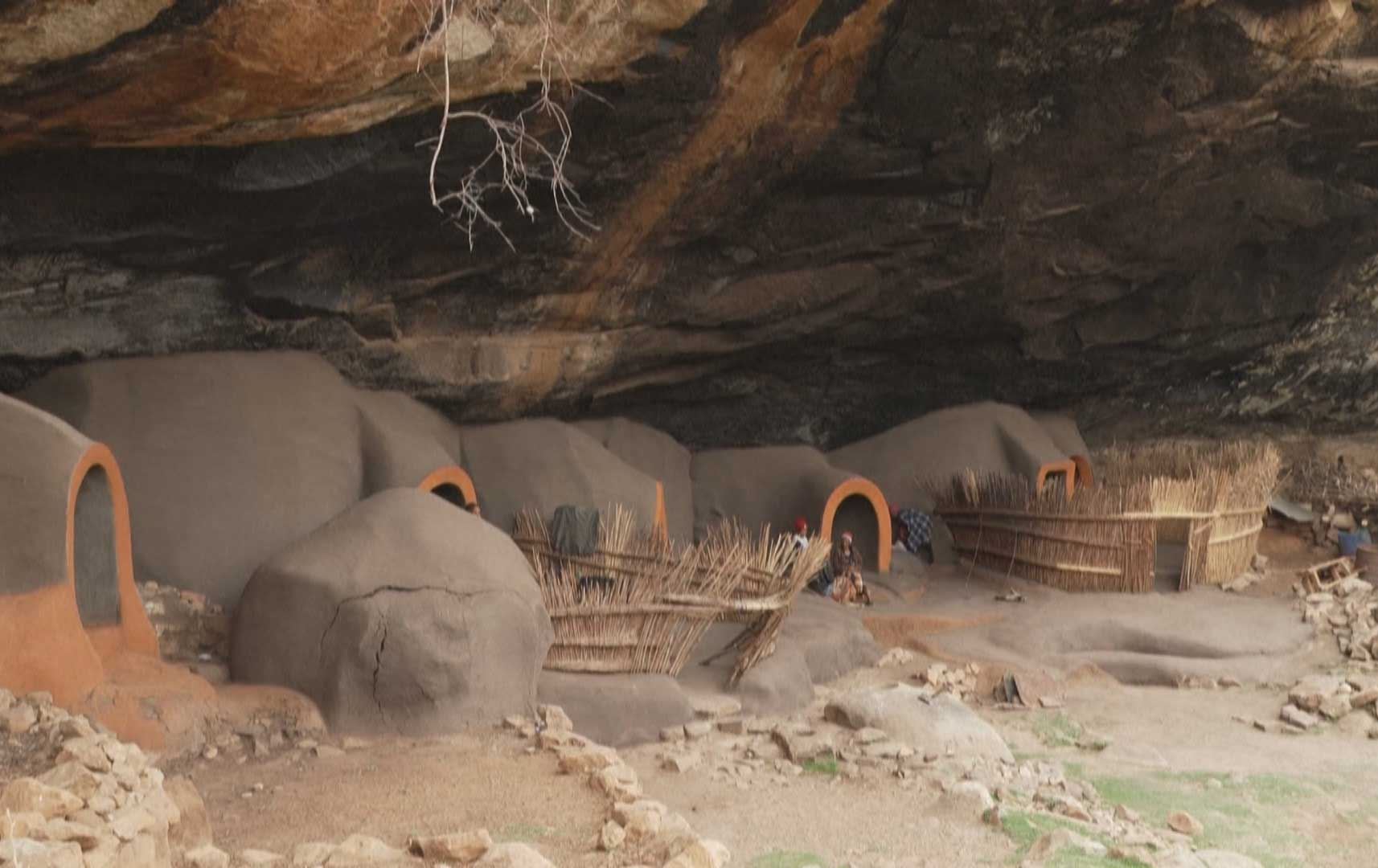 چەند خێزانێک لە ئەفریقا رەتیدەکەنەوە ئەشکەوتێك چۆڵ بکەن