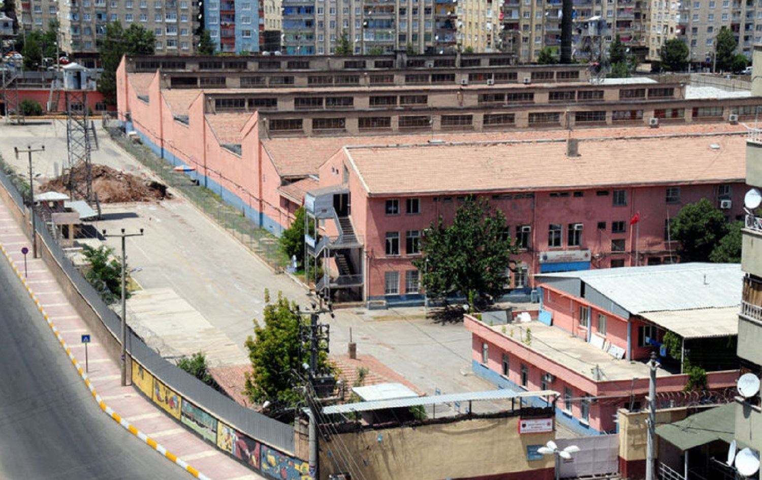 Girtîgeha Amedê berî serdana Erdogan hat valakirin