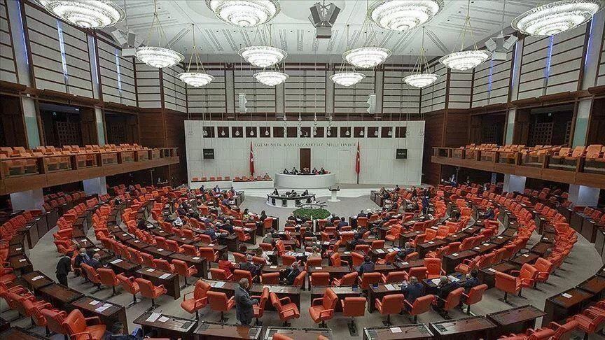 لە پەرلەمانی تورکیا دوای پەسندکردنی یاسای "سانسۆر لەسەر میدیا'' پشێوی دروست دەبێت