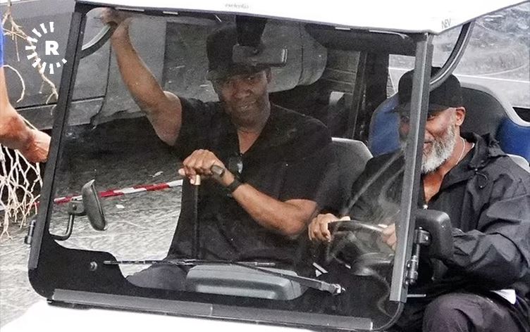 دێنزڵ واشنتن بە گۆچانەوە دەبیندرێت