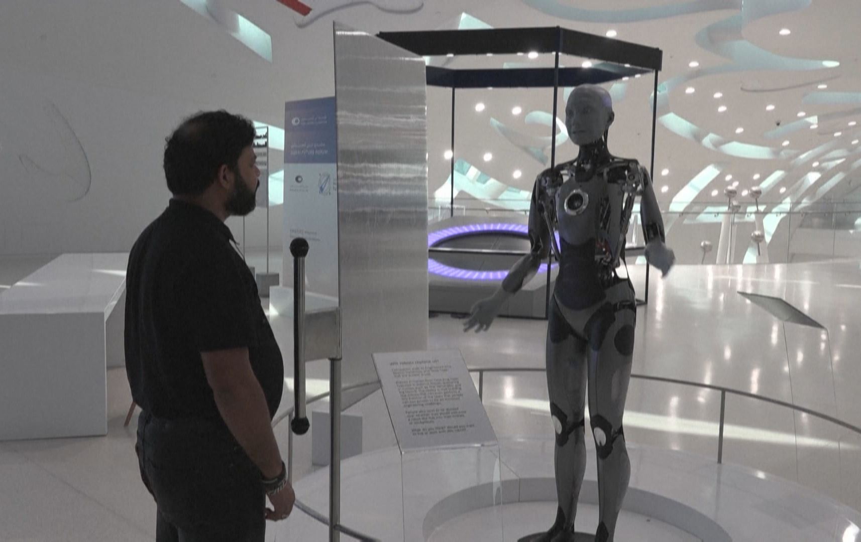 لە دوبەی رۆبۆتێک نمایش دەکرێت کە پێشوازیی لە میوانان دەکات