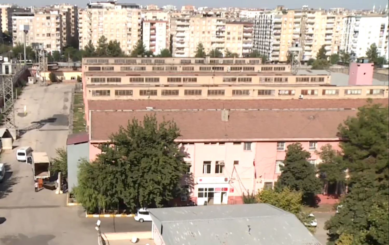 Saziyan bertek nîşanî biryara veguherandina navenda çandê ya Girtîgeha Amedê dan