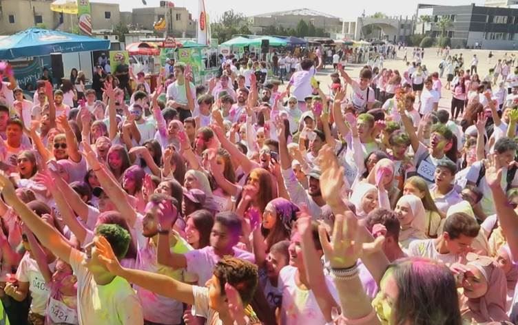 Savaş ve yaptırımların gölgesinde Şamlılar renk festivalinde eğlendi