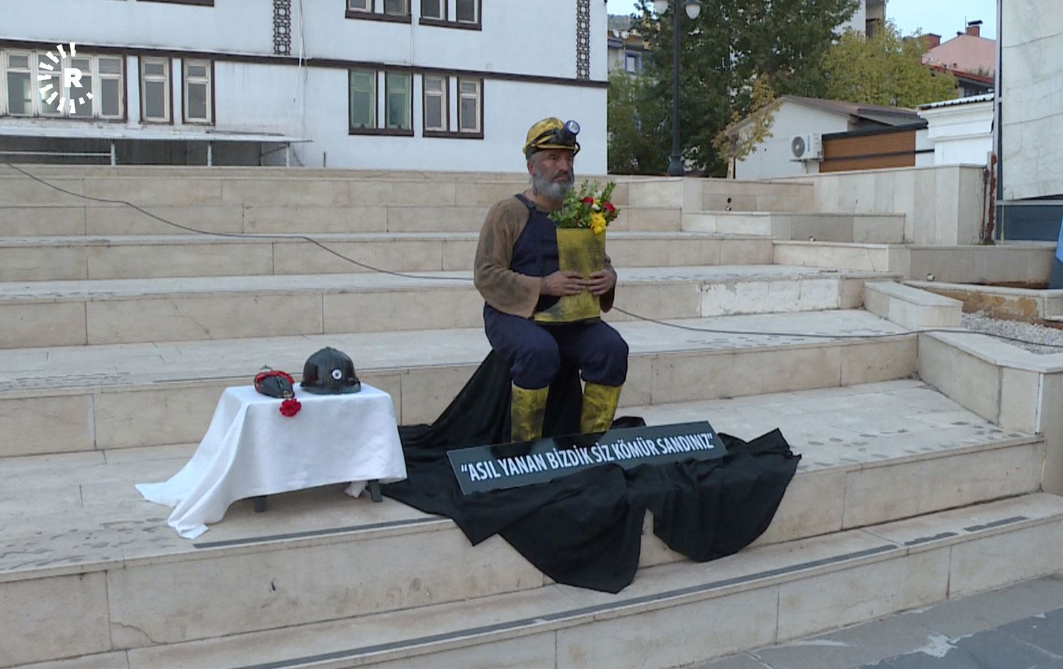 Maden ocağında hayatını kaybedenlerin anısına Dersim'de sokak performansı