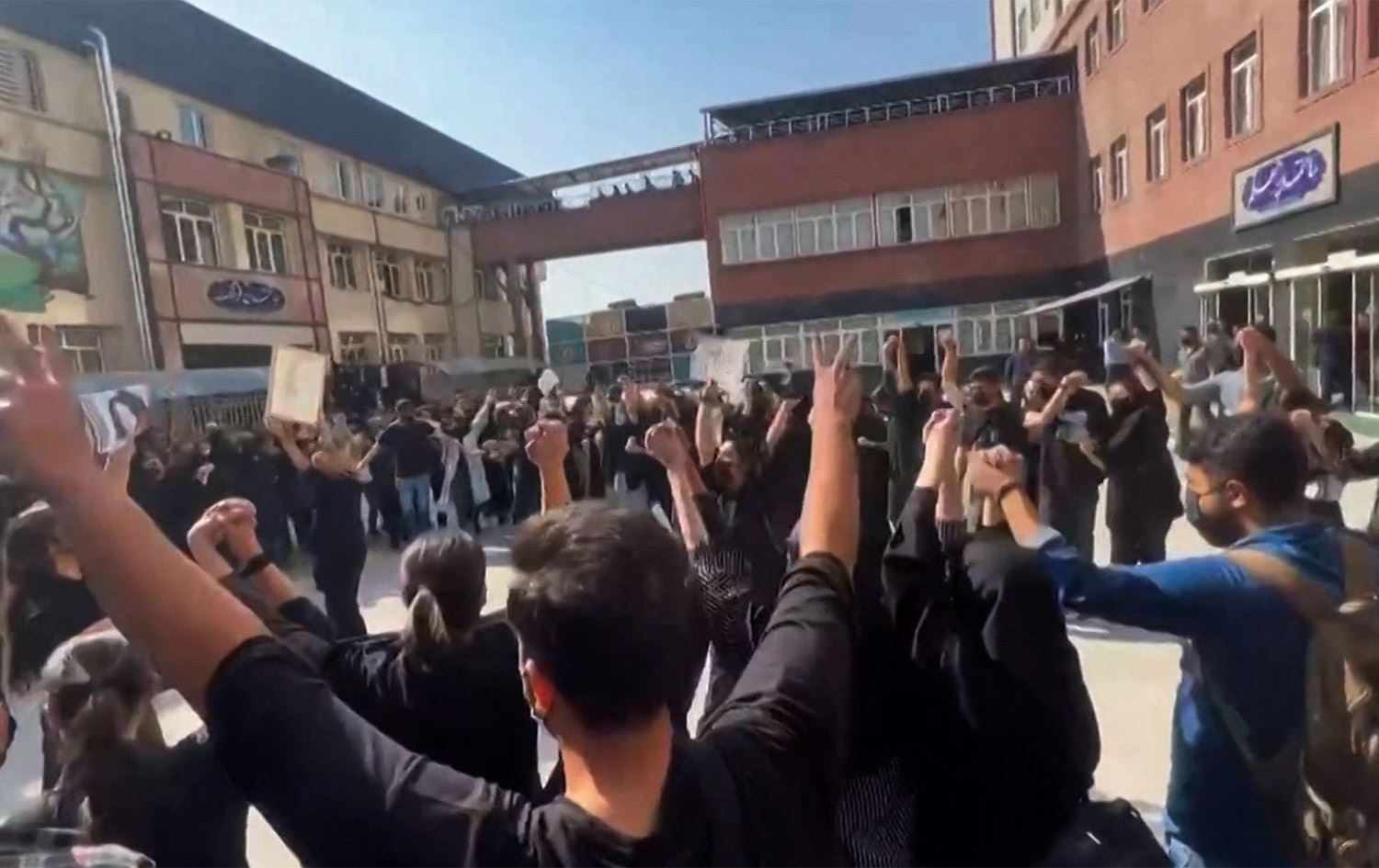 دەیان رێکخراوی مافی مرۆڤ رەخنە لە دەسەڵاتی ئێران دژ بە خۆپێشاندەران دەگرن