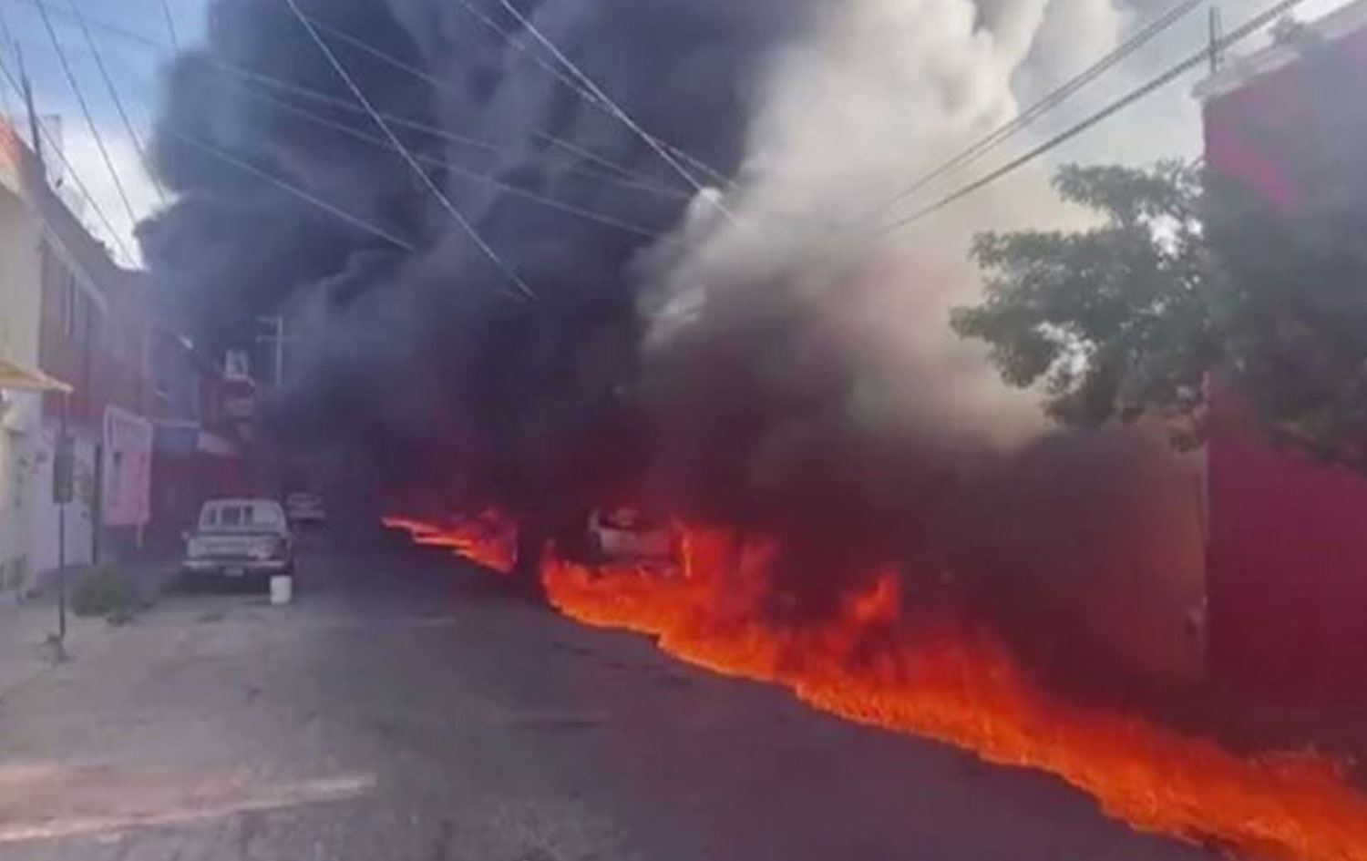 Meksika'da treni gaz tankerine çarptı: 120 ev zarar gördü