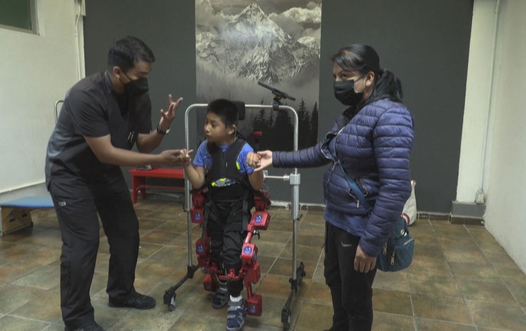 لە مەکسیک ئامێرێک بۆ رۆیشتنی منداڵانی ئیفلیج دروستدەکرێت