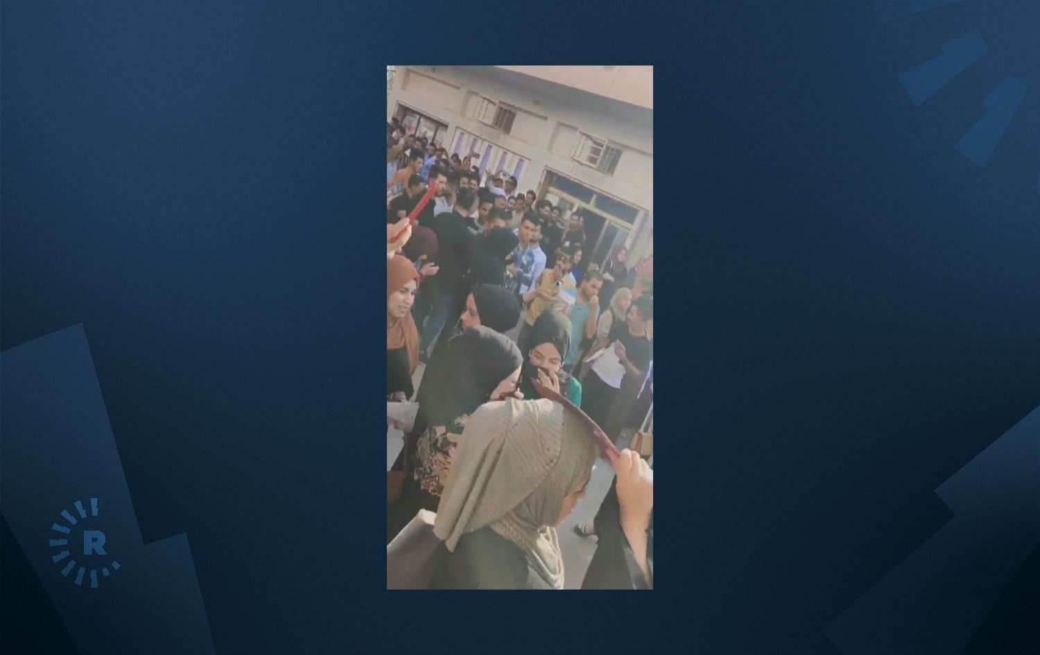 بەشێک لە خوێندکارە کچەکانی زانکۆیەکی ئیسلامی لە عێراق دژی باڵاپۆشی خۆپێشاندان دەکەن