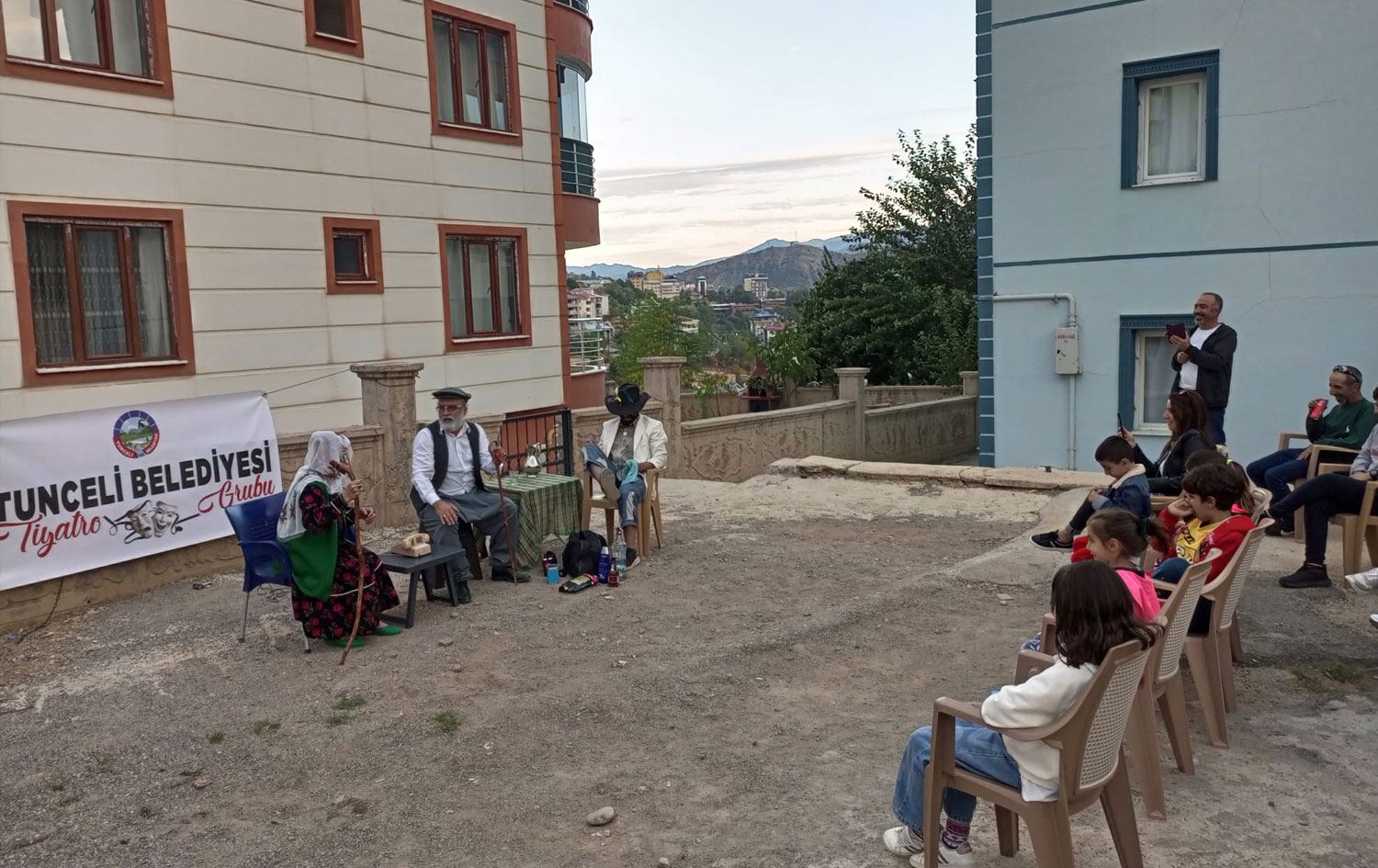 Dersim’de sokakta Zazaca tiyatro oyununa büyük ilgi