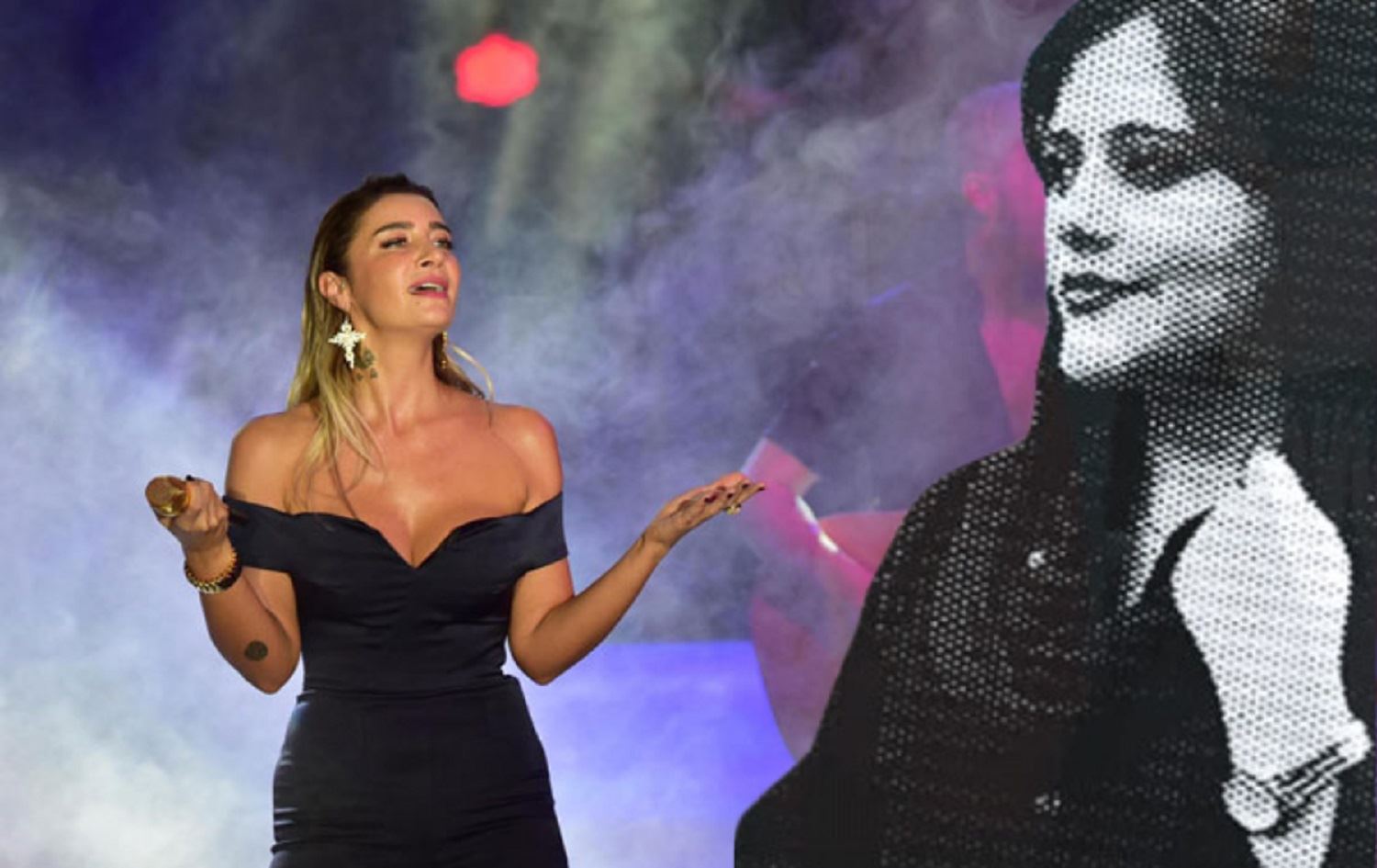 Sila kilîpa xwe ya nû diyarî Jîna Emînî kir