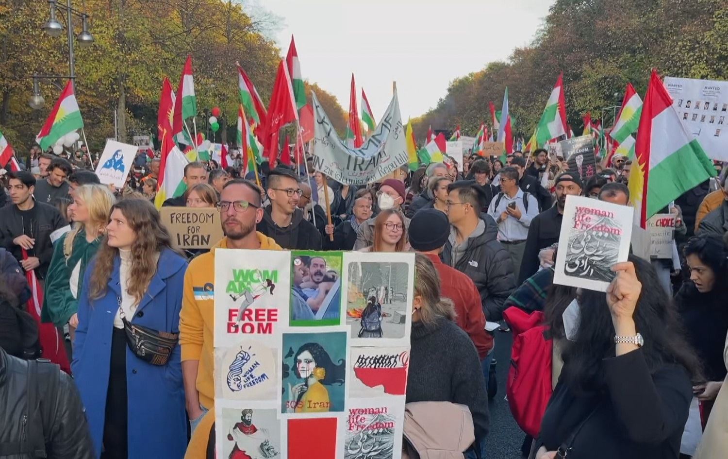 Li Berlînê bi dehan hezar kes beşdarî xwepêşandana bo piştgiriya Rojhilatê Kurdistan û Îranê bûn