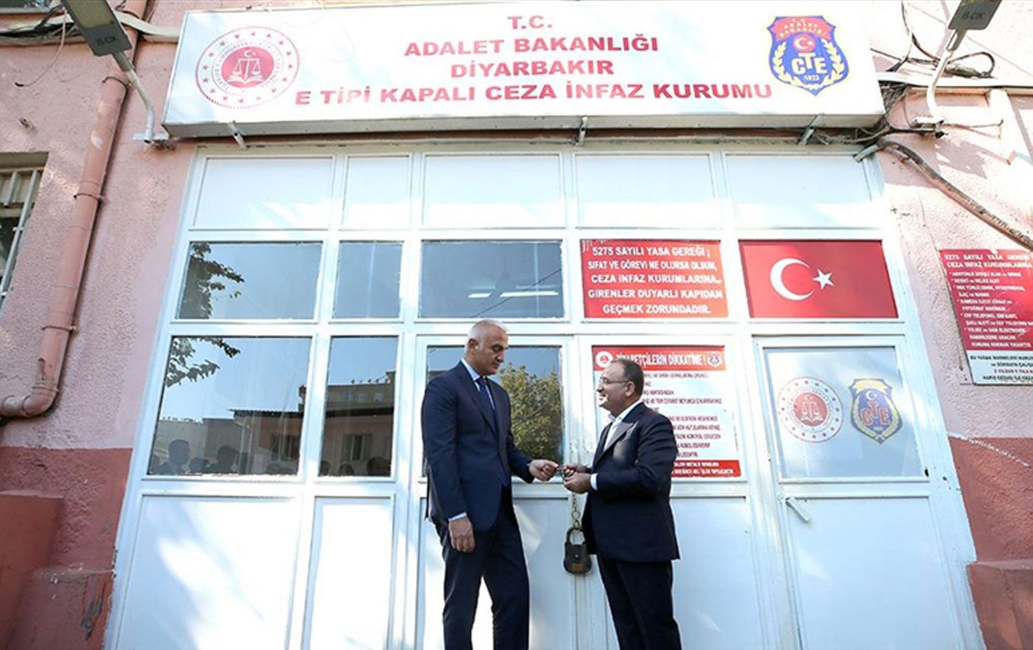 Bozdağ, Diyarbakır Cezaevi anahtarını Ersoy'a teslim etti