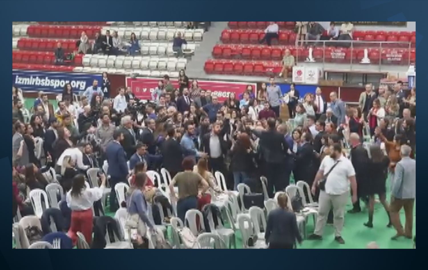 Di kongreya Baroya Îzmîrê de ji ber dirûşma “Jin, Jiyan, Azadî” alozî derket