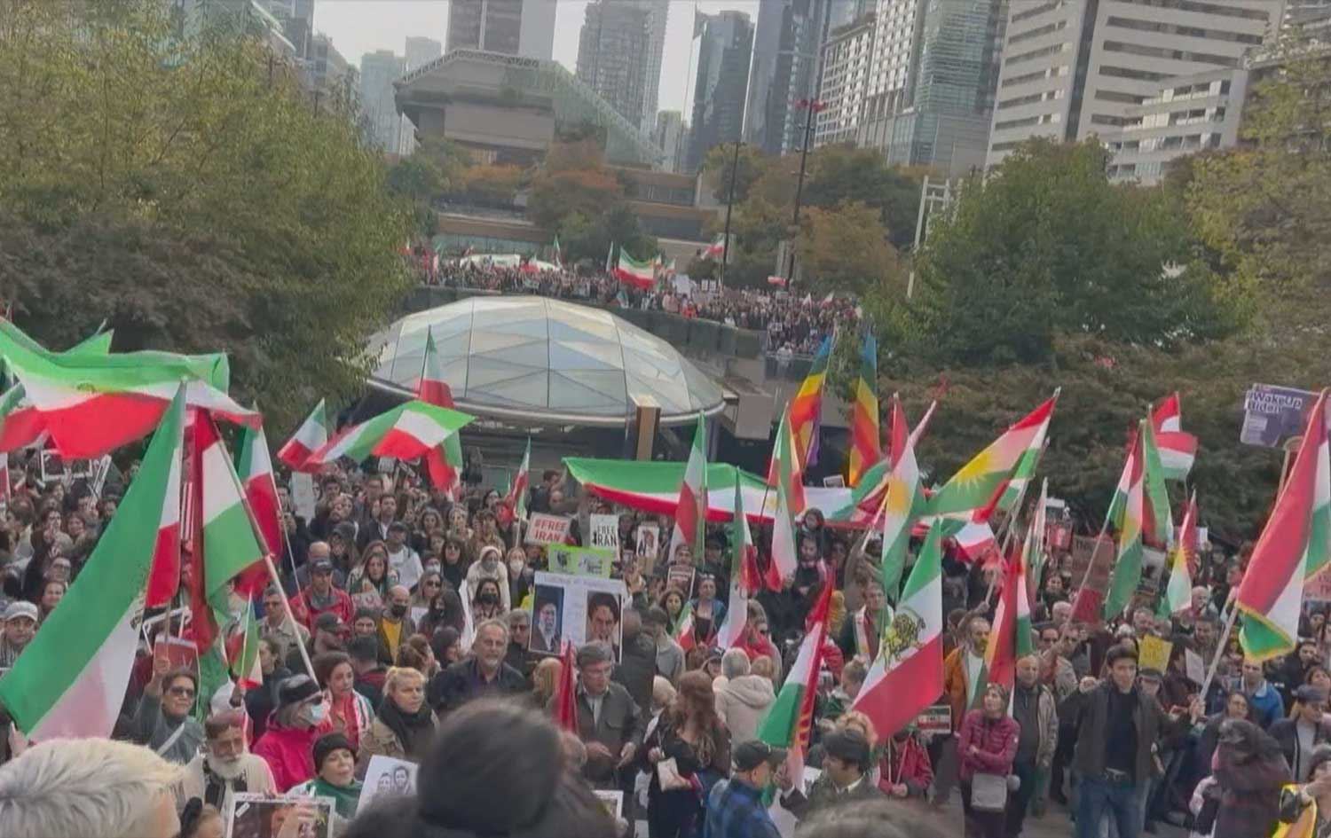 ئاڵای کوردستان و وێنەی ژینا ئەمینی؛ سیمبوولی خۆپێشاندانەکانن بۆ هاوسۆزی رۆژهەڵاتی کوردستان و ئێران